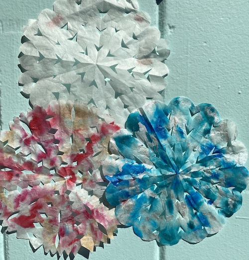 Whatever climate you're in, you can make your own sparkling snowflakes! Click for a fun Wings, Worms, and Wonder take on an old favorite!